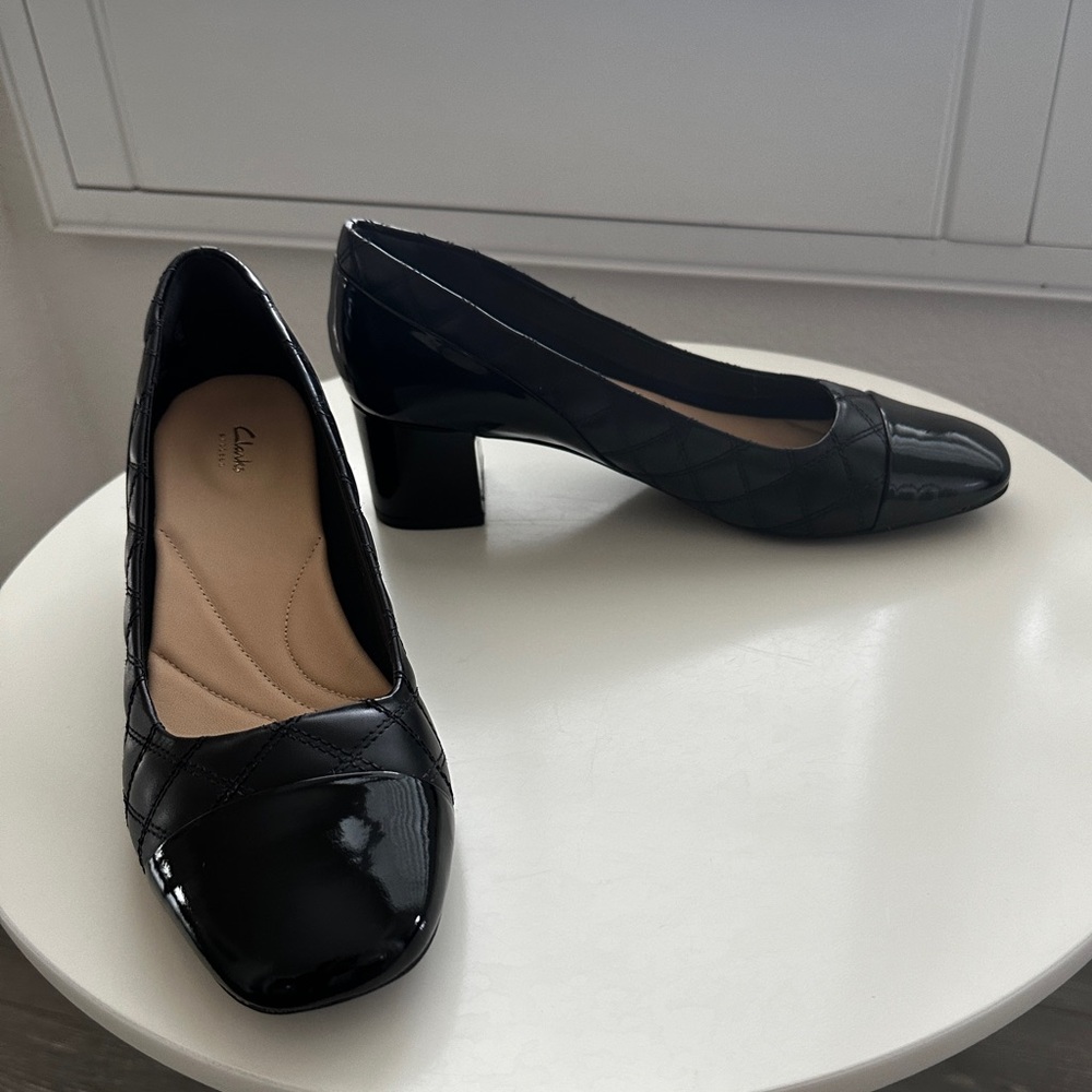 Clarks Tealia Sera  Black Quilted/Cap Toe Leather Block Heel Pumps | Size 9
